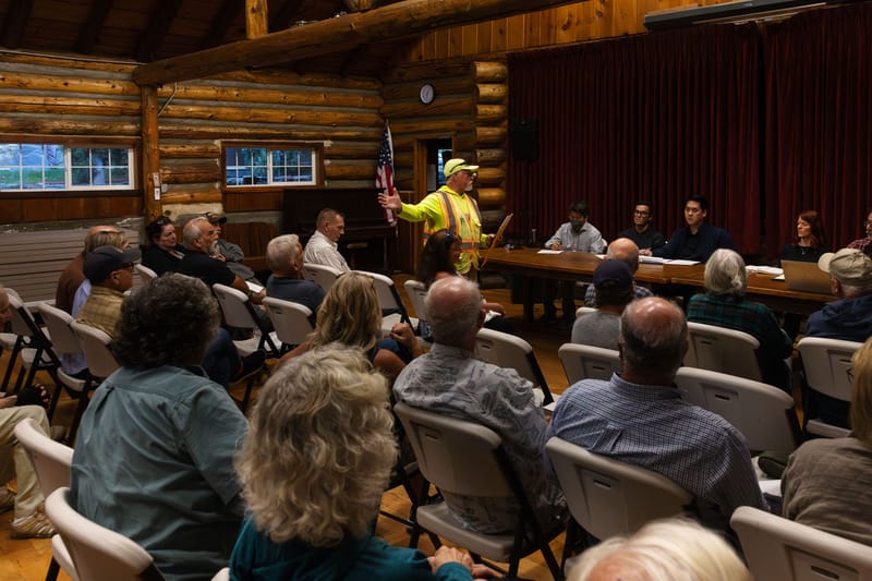 A customer addresses the panel of CPUC and water company representatives.